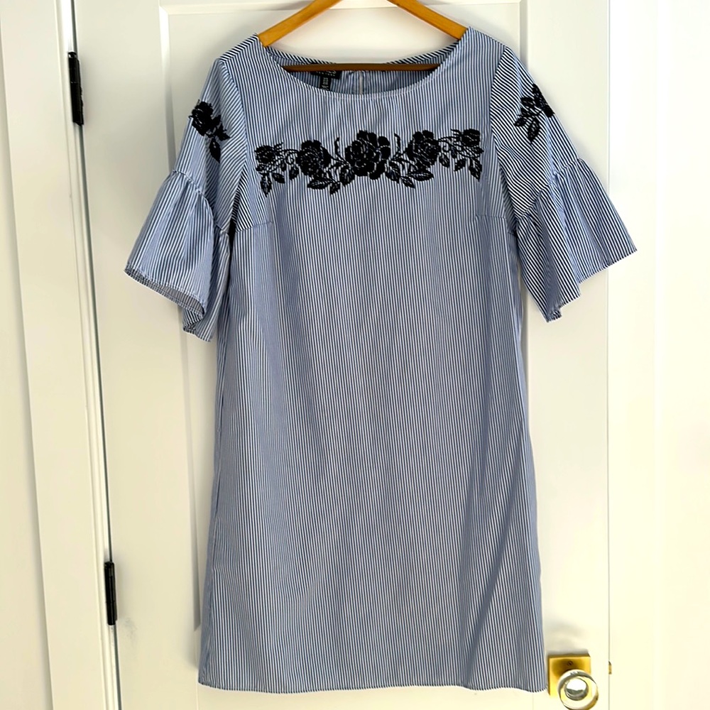Jones New York Size 10 women’s white and blue striped dress embroidery